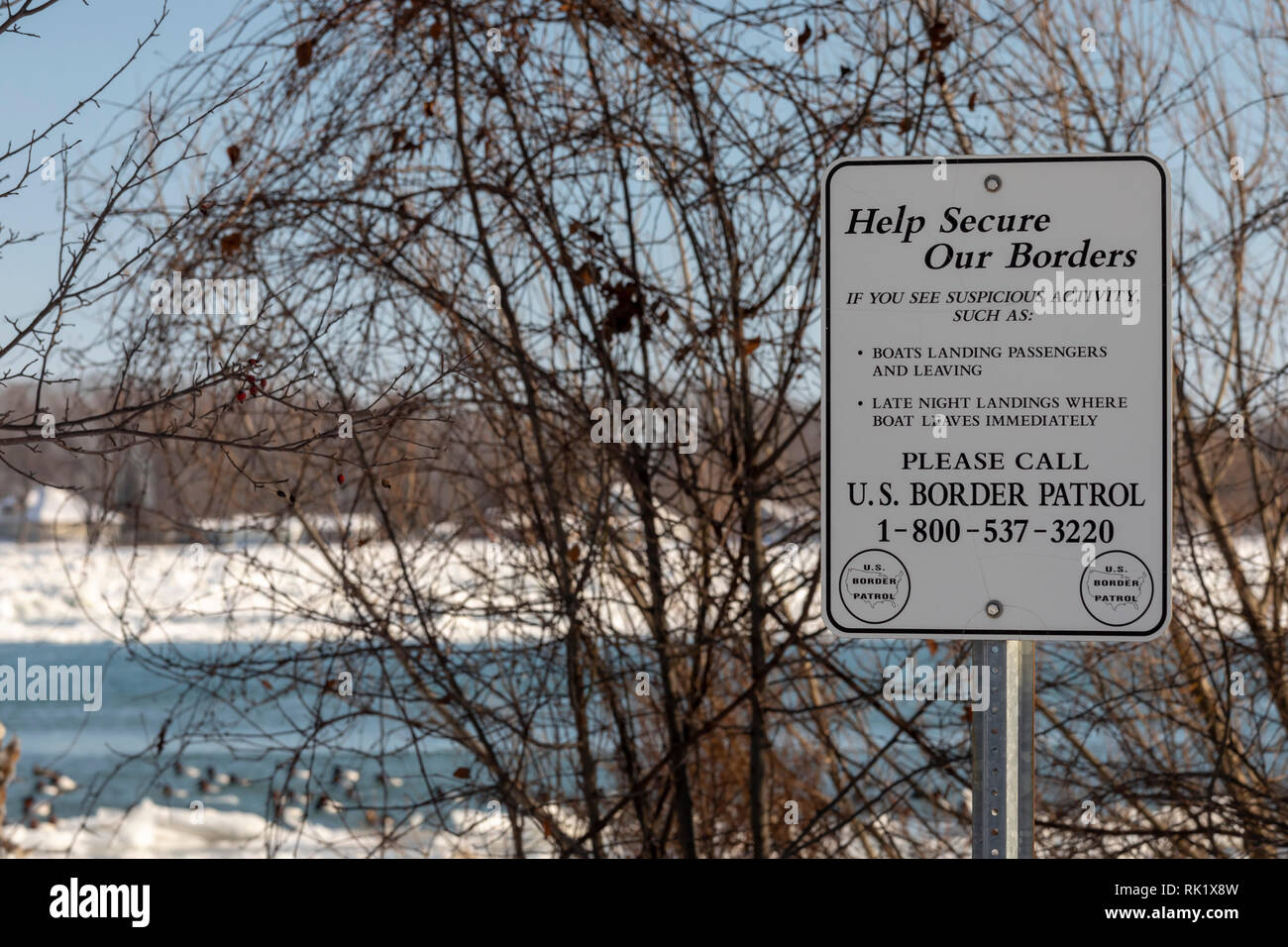 Marine City, Michigan - USA Pattuglia di Confine segno in una barca di atterraggio sulla St Clair fiume chiede alla gente di relazione "attività uspicious.' Il fiume è t Foto Stock