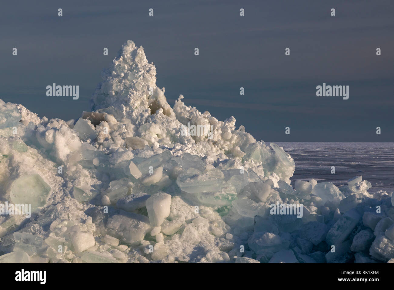 Carta Harrison Township, Michigan - enormi cumuli di ghiaccio del lago furono ammucchiati sulla riva del lago di St. Clair durante un sub-zero ondata di freddo causata dal p Foto Stock