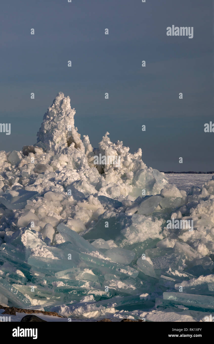 Carta Harrison Township, Michigan - enormi cumuli di ghiaccio del lago furono ammucchiati sulla riva del lago di St. Clair durante un sub-zero ondata di freddo causata dal p Foto Stock