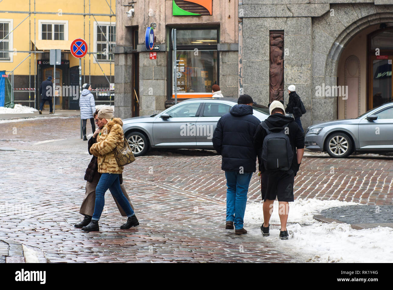 08.02.2019. RIGA, Lettonia. Giovane uomo che indossa pantaloncini, durante la passeggiata in città. L'inverno. Foto Stock