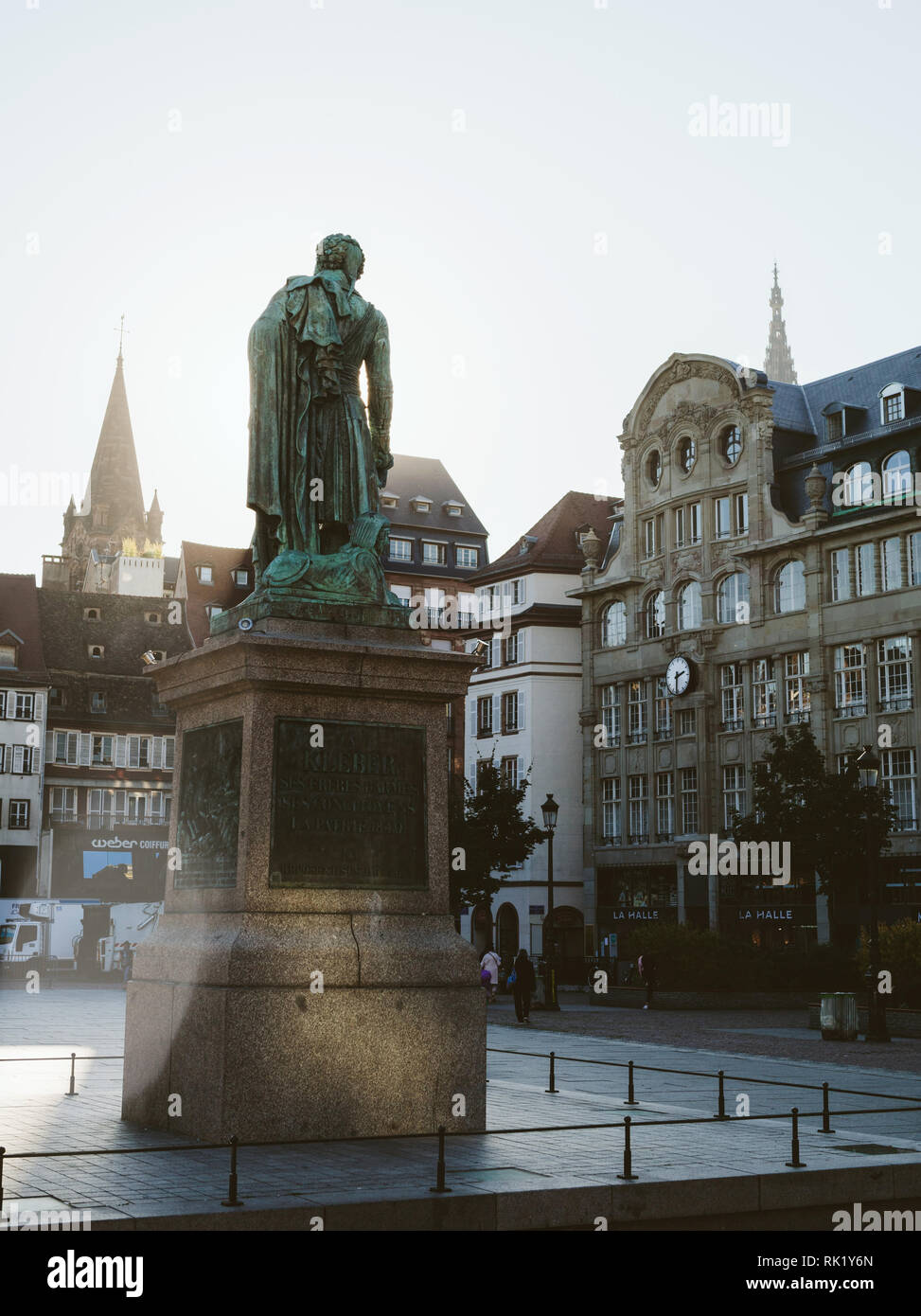Strasburgo, Francia - Sep 12, 2018: Bella generale Kleber statua con pedoni camminare int il vuoto della piazza centrale di Strasburgo Foto Stock