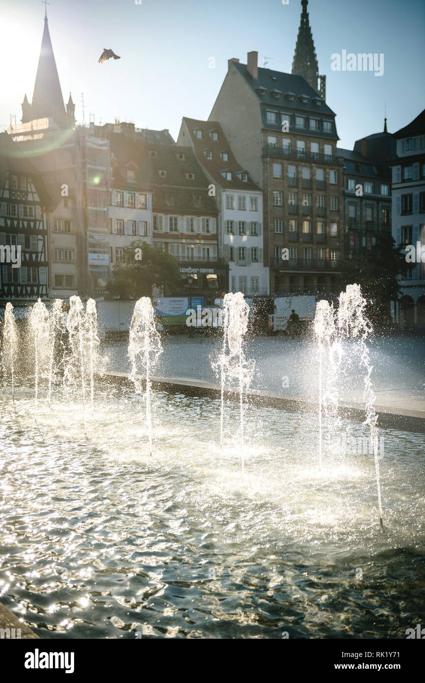 Strasburgo, Francia - 12 settembre 2018: il centro della città di Strasburgo mattina fontana francese sullo sfondo di architettura Foto Stock