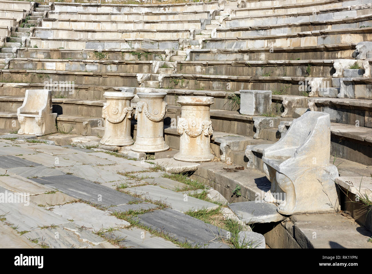 Proedria - trono come sedi di onore e ornato di marmo statua cilindrica basi o piedistalli con intagli in rilievo, Teatro ellenistico di Metropolis Foto Stock