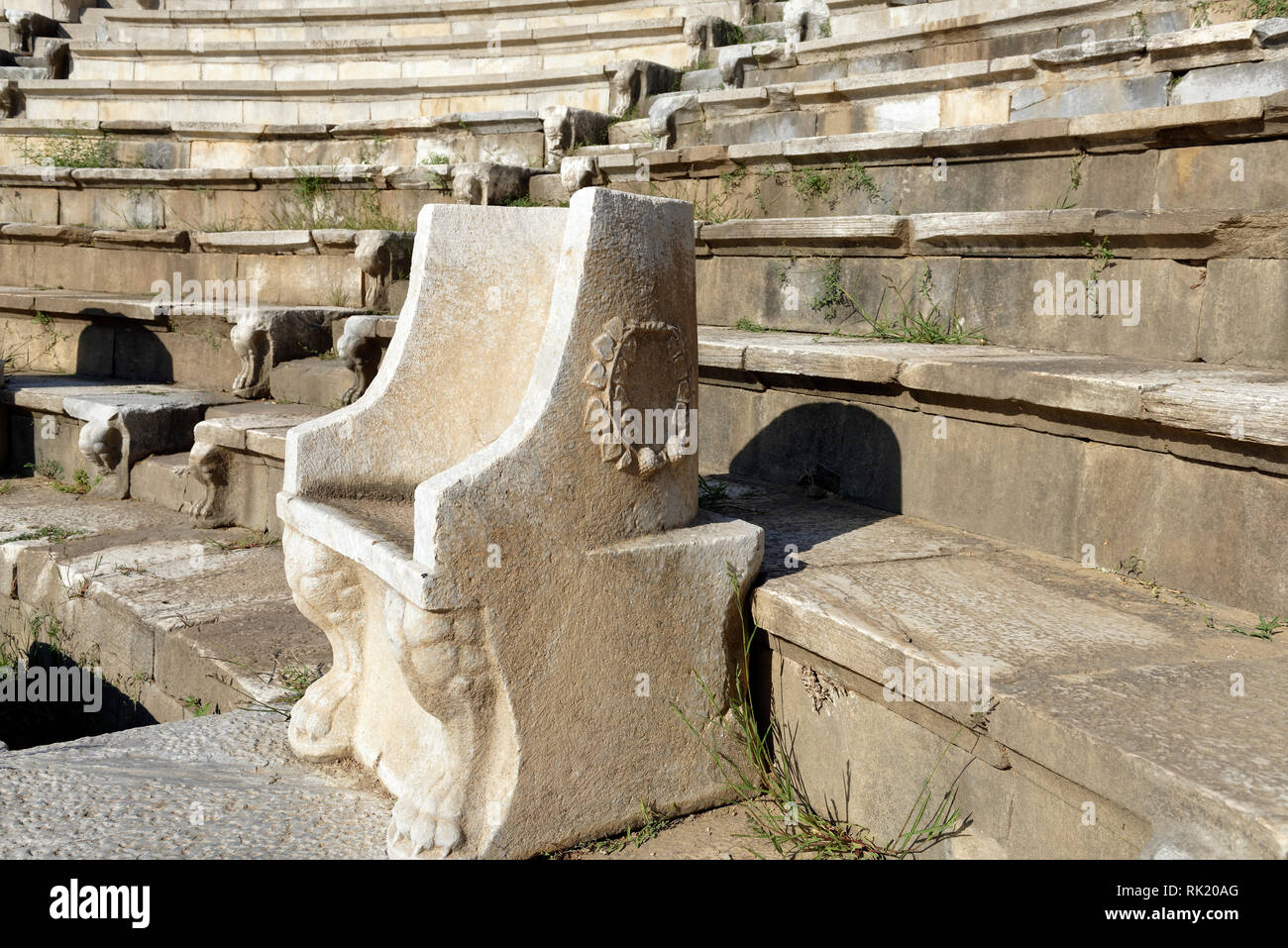 Proedria - trono come sede di onore, Teatro ellenistico del Metropolis, Ionia, Turchia. Il ben conservato teatro fu completamente sepolto in terra unt Foto Stock