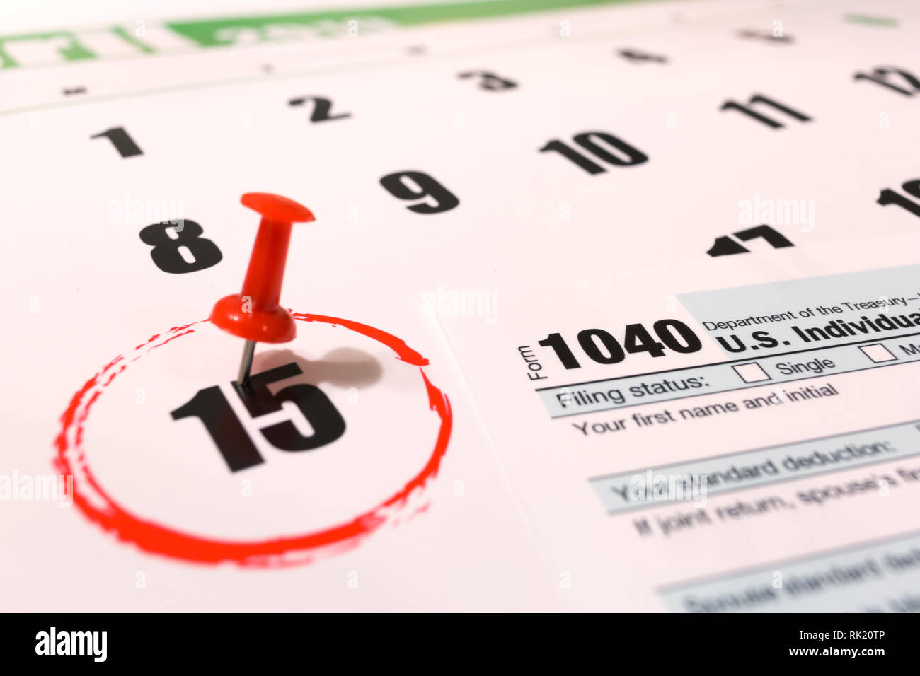 Calendario 2019 con 1040 imposta sul reddito modulo per il 2018 mostra giorno Tassa per il deposito in aprile 15 Foto Stock