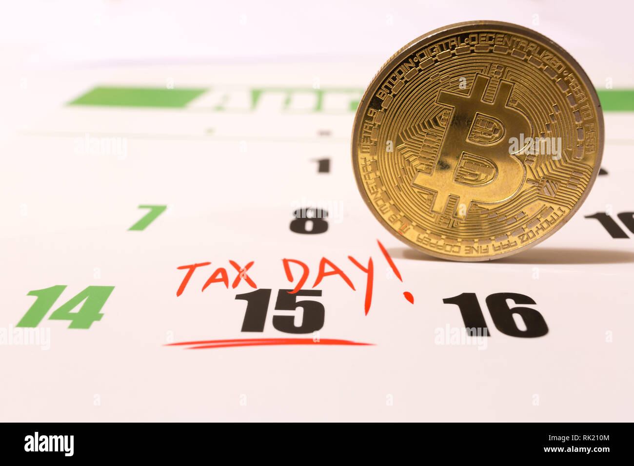Bitcoin e 2019 calendario con 1040 imposta sul reddito modulo per il 2018 mostra giorno Tassa per il deposito in aprile 15 Foto Stock