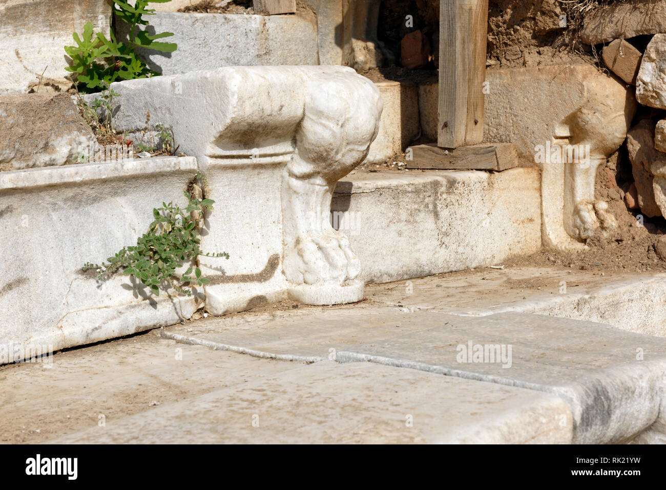 Sezione del Bouleuterion a forma di ferro di cavallo con posti a sedere ornata scolpiti lion-piede le staffe di supporto e scalinata, Metropolis Ionia, Turchia. La Boule Foto Stock