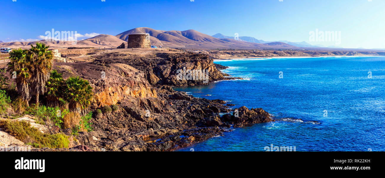 Natura incredibile in El Cotillo,con vista mare,rocce e montagne,isola di Fuerteventura, Spagna. Foto Stock