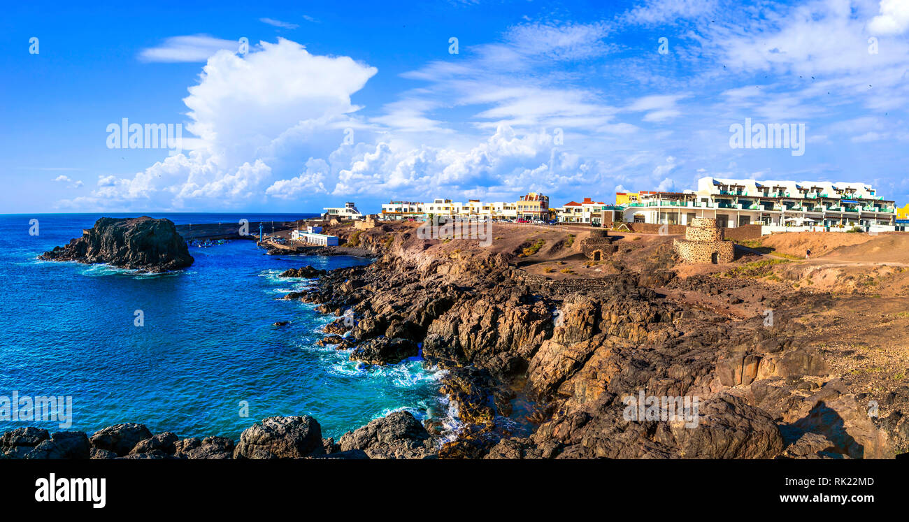 Bella El Cotillo,con vista mare,rocce unica e village,isola di Fuerteventura, Spagna. Foto Stock