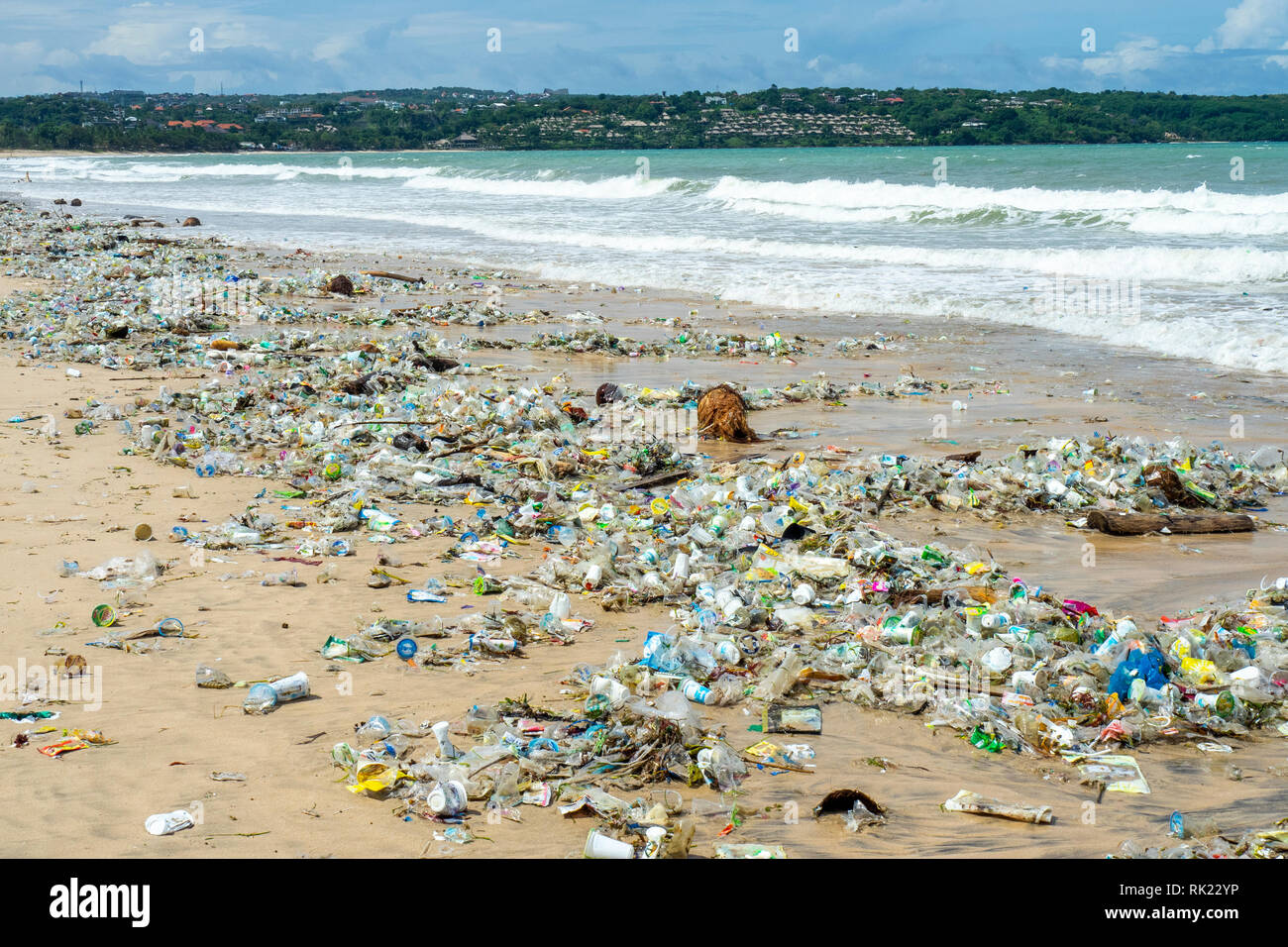 Inquinamento delle bottiglie di plastica, bicchieri cannucce e altri rifiuti lavaggio fino sulla spiaggia di Jimbaran, Bali Indonesia. Foto Stock