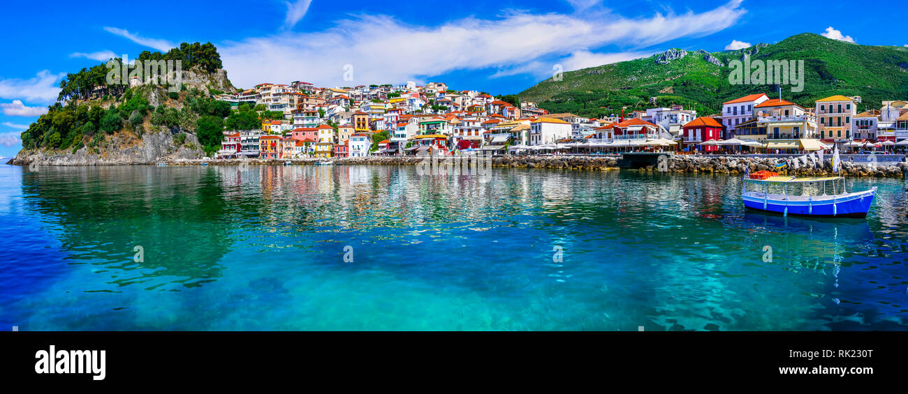 Impressionante Parga village,vista con case colorate e mare,Grecia. Foto Stock