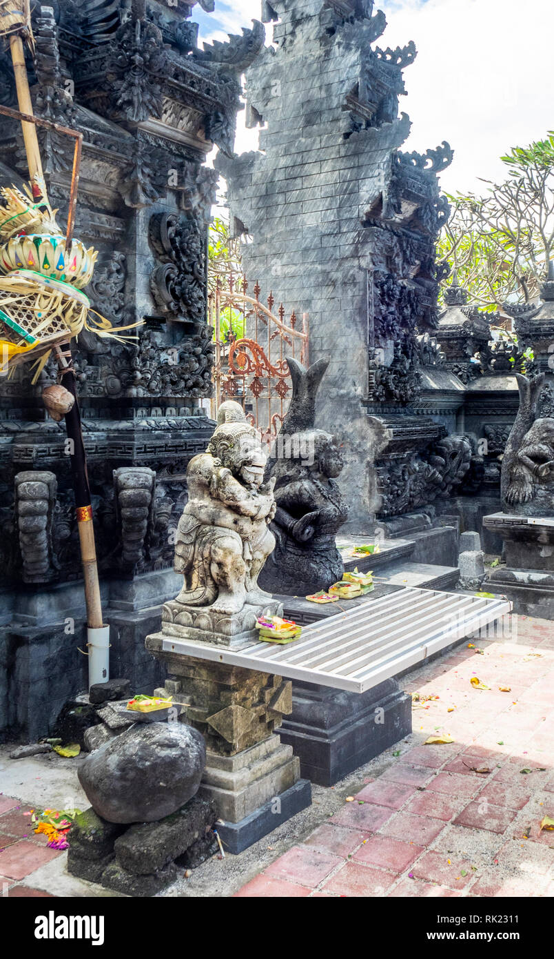 Custode statua dwarapala bedogol all ingresso di puro tempio indù Jimbaran, Bali Indonesia. Foto Stock