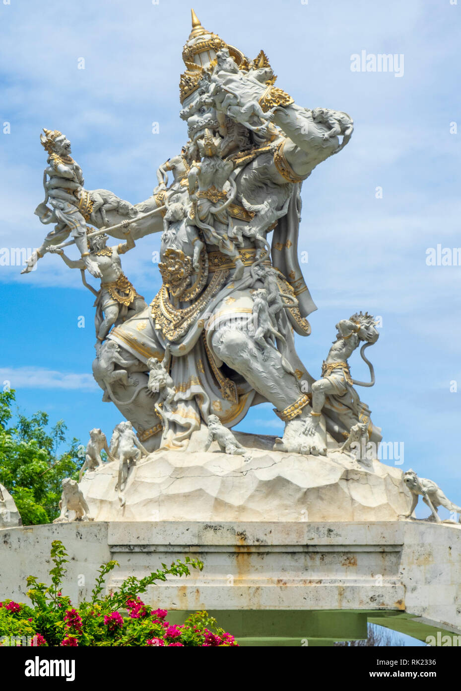 Statua in un giardino nel Tempio di Uluwatu composto, Bali Indonesia. Foto Stock