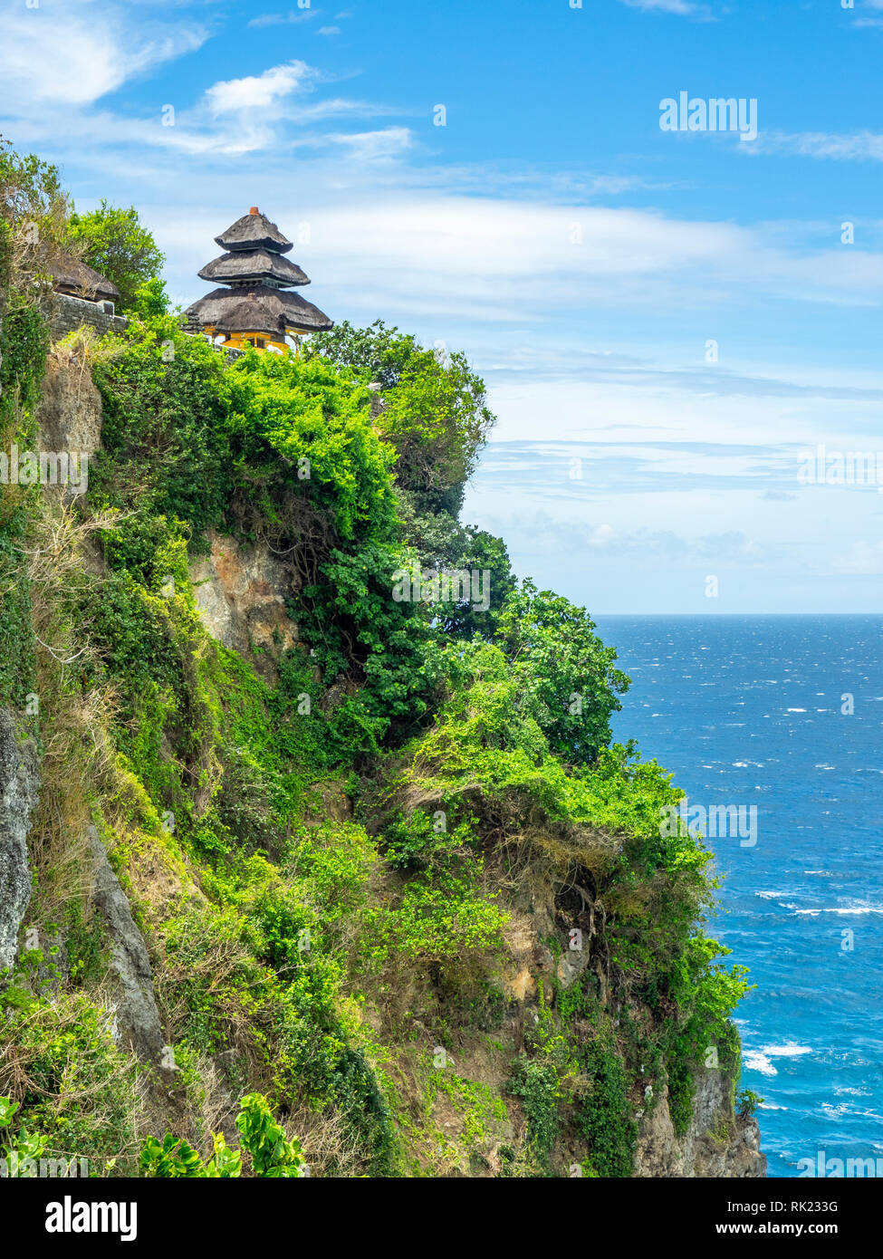 Tempio di Uluwatu una pagoda arroccato sulla scogliera della penisola di Bukit, Bali Indonesia. Foto Stock