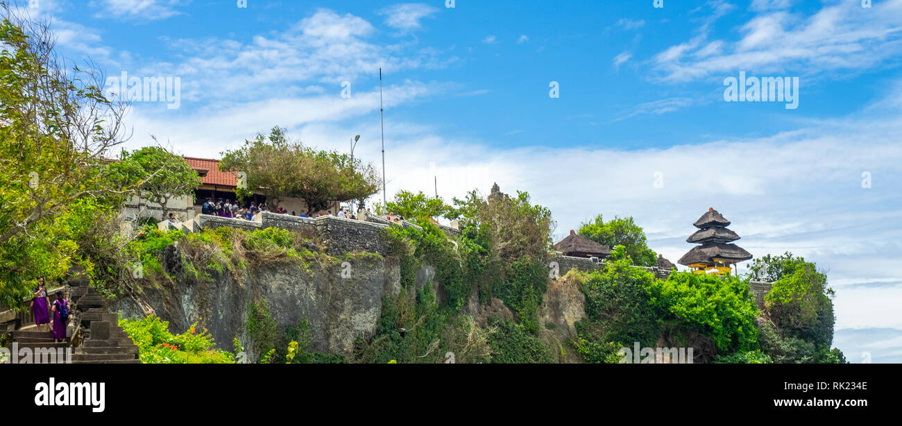 Tempio di Uluwatu una pagoda arroccato sulla scogliera della penisola di Bukit, Bali Indonesia. Foto Stock