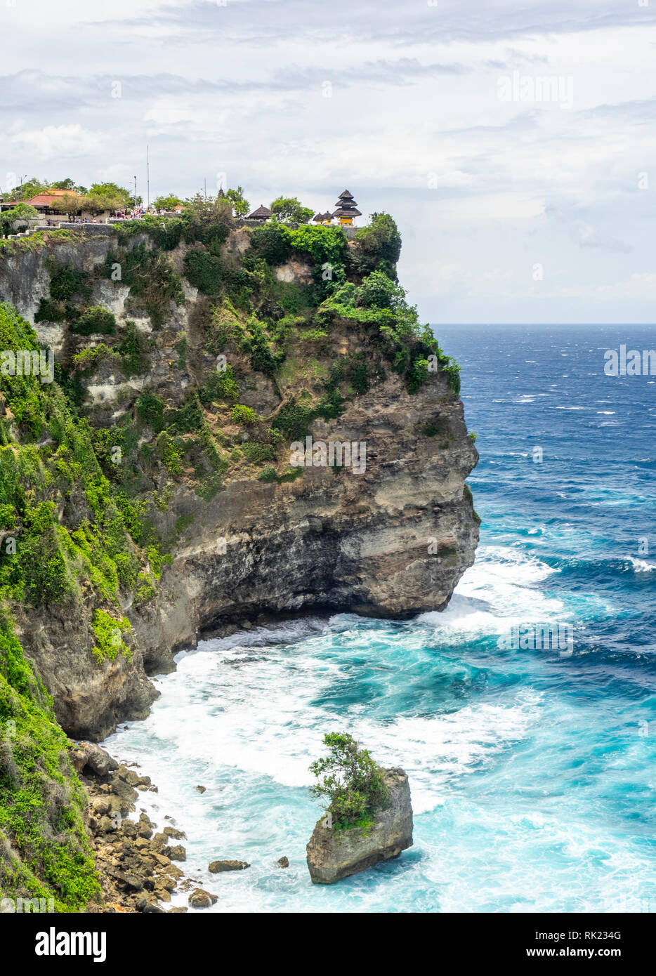 Tempio di Uluwatu una pagoda arroccato sulla scogliera della penisola di Bukit, Bali Indonesia. Foto Stock