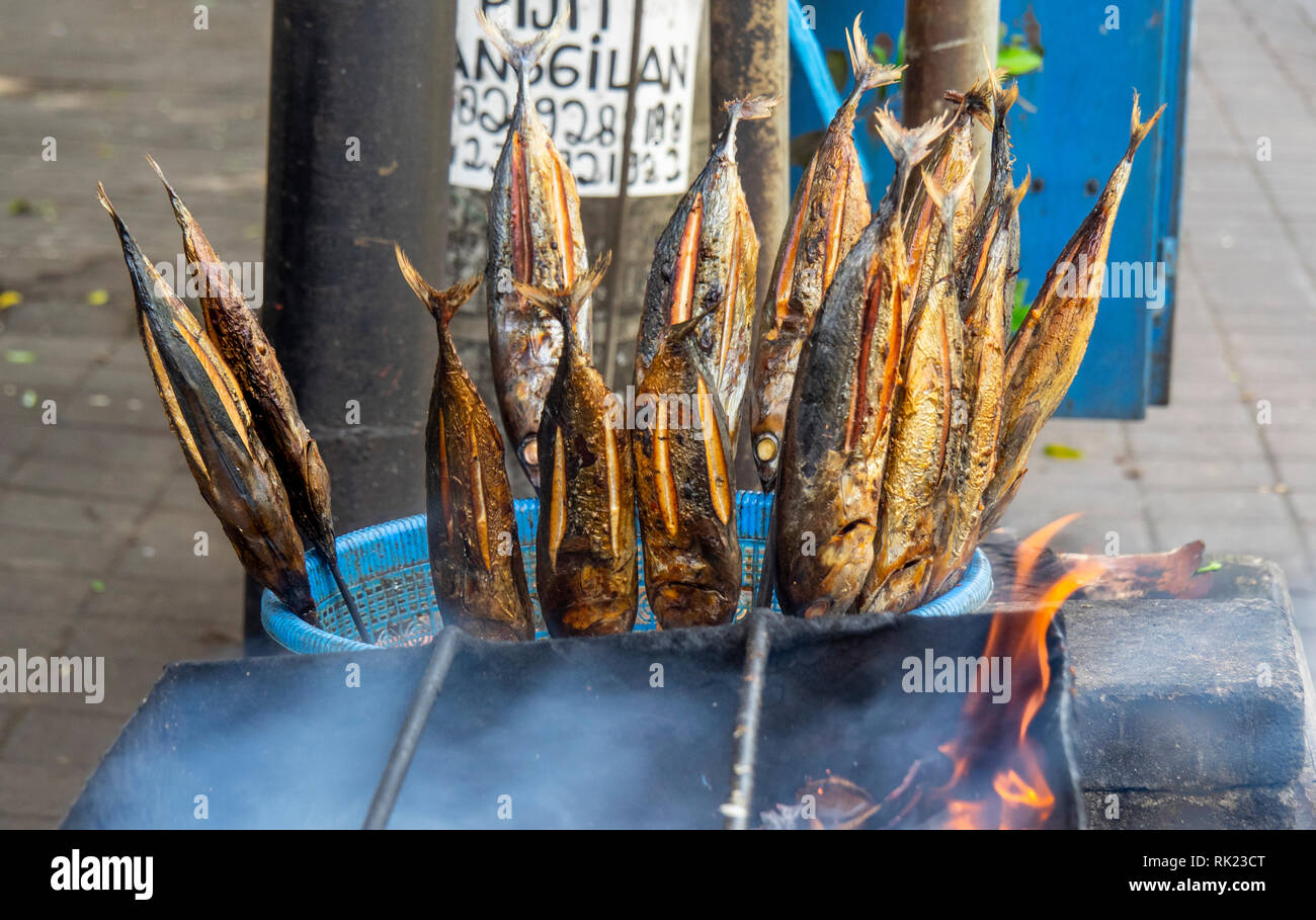 Grigliata di pesce su spiedini fornitore stradale, Jimbaran, Bali Indonesia. Foto Stock