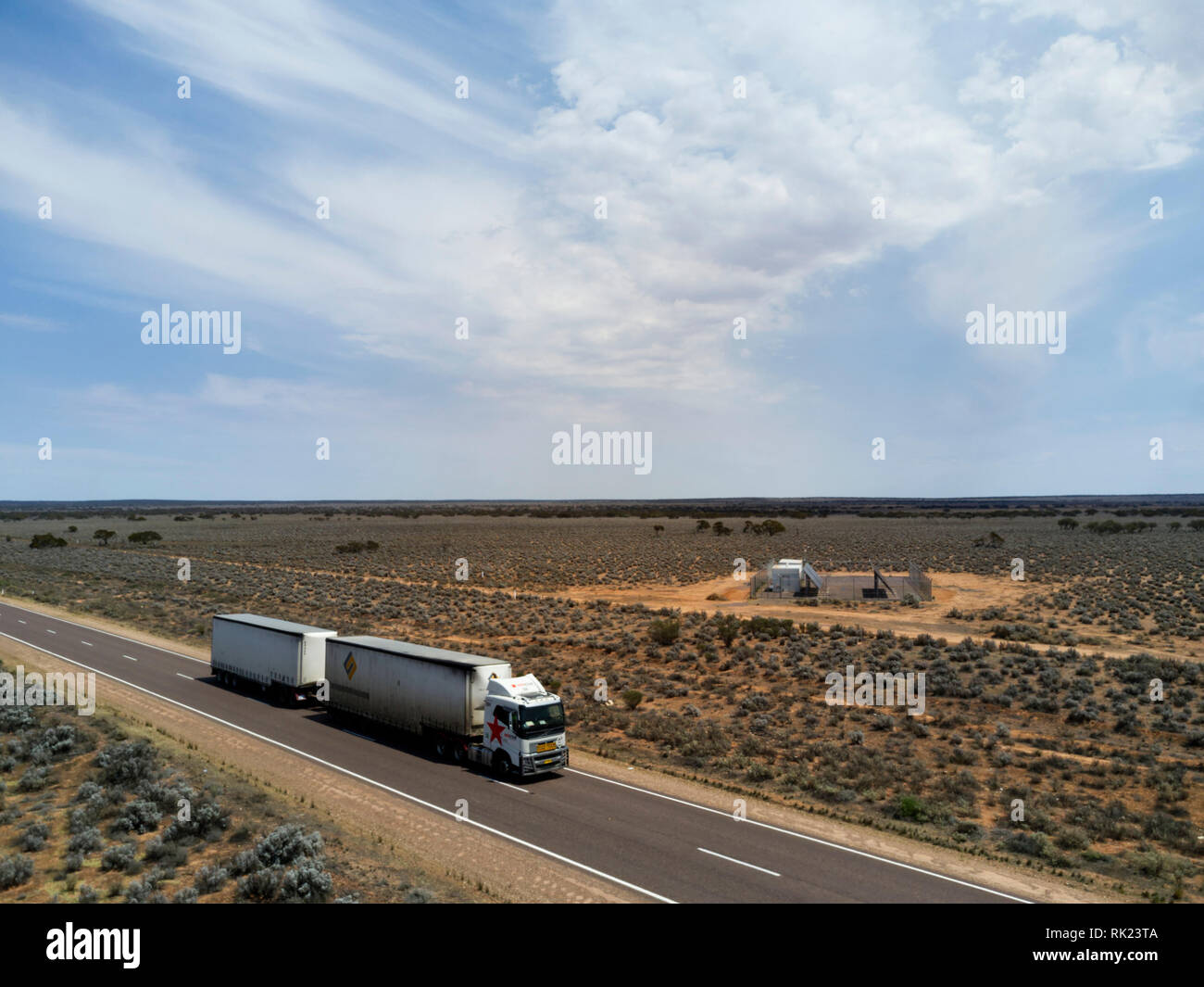 Interstate Roadtrain viaggiando lungo la Eyre Highway vicino Kimba Sud Australia Foto Stock