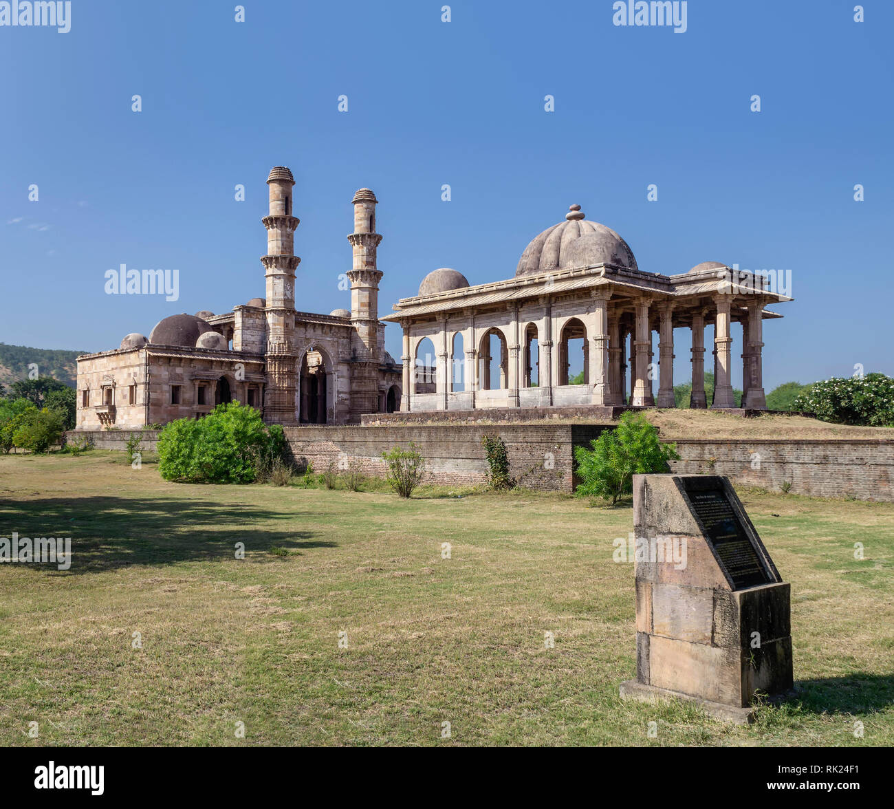 Champaner , Pavagadh , Gujarat , India-December 07, 2014-una vista del cenotafio di fronte Kevda Masjid A DISTANZA Foto Stock