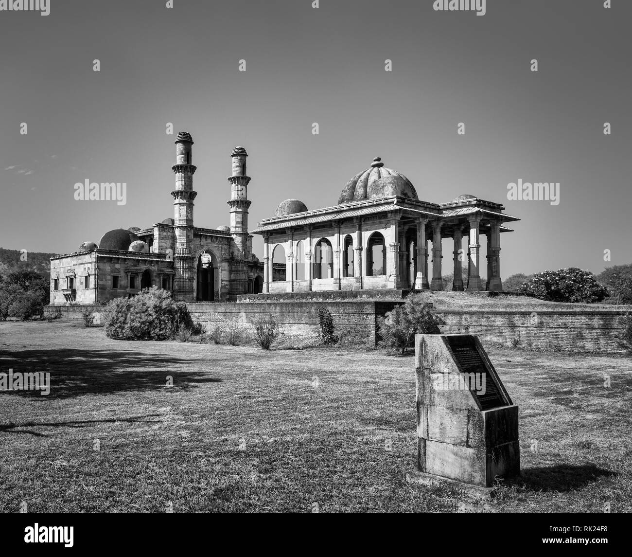 Champaner , Pavagadh , Gujarat , India-December 07, 2014-una vista del cenotafio di fronte Kevda Masjid A DISTANZA Foto Stock