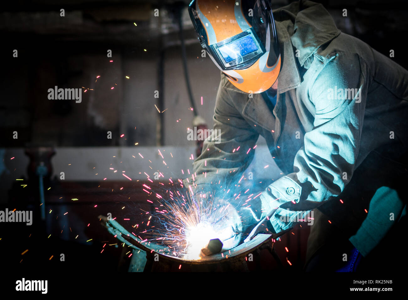 Operaio industriale presso la fabbrica di saldatura costruzione in acciaio Foto Stock