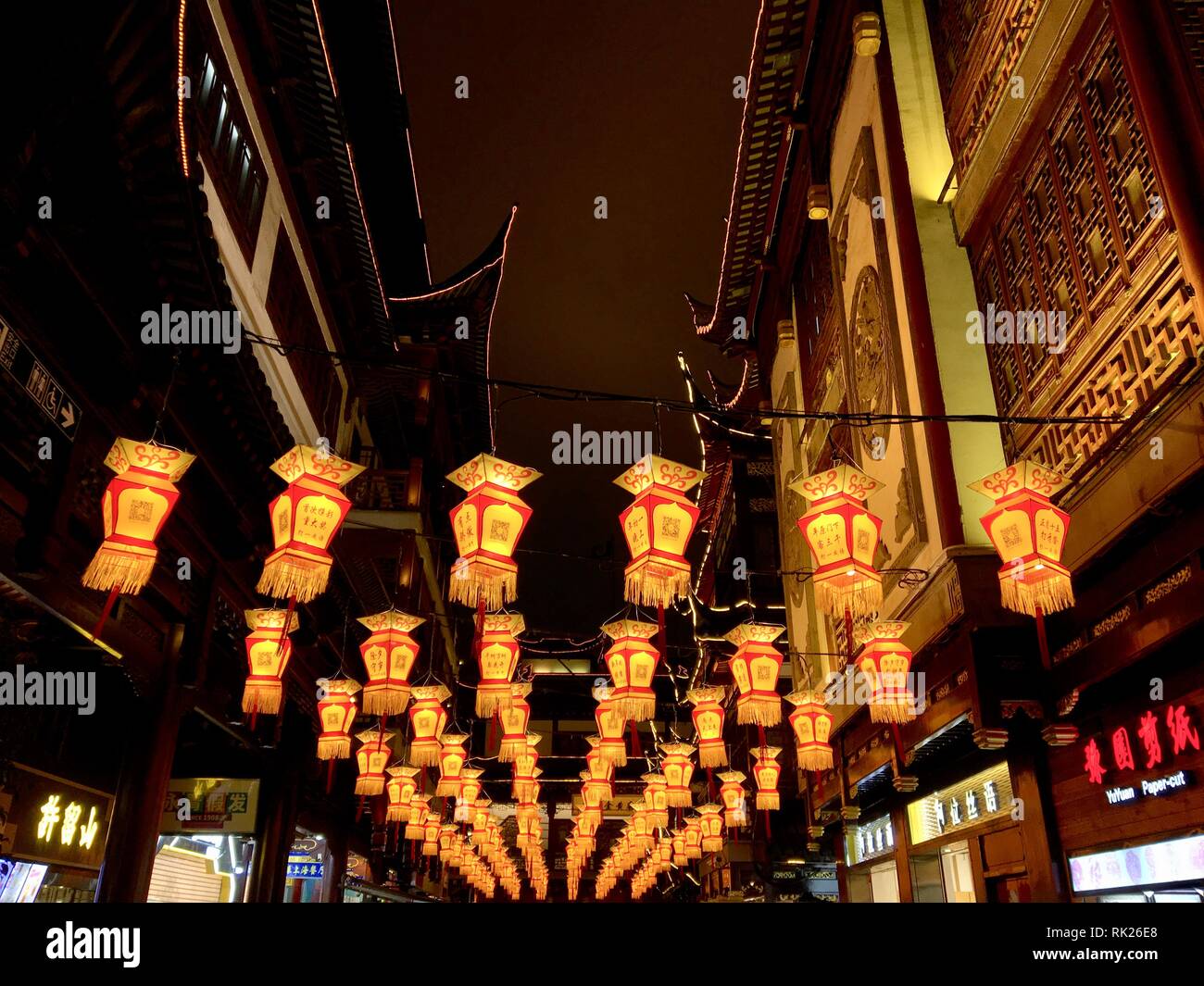 Colorata lanterna cinese appeso su una corsia nell' Yuyuan Garden per la festa delle lanterne. 02/07/2019. Shanghai, Cina. Foto Stock