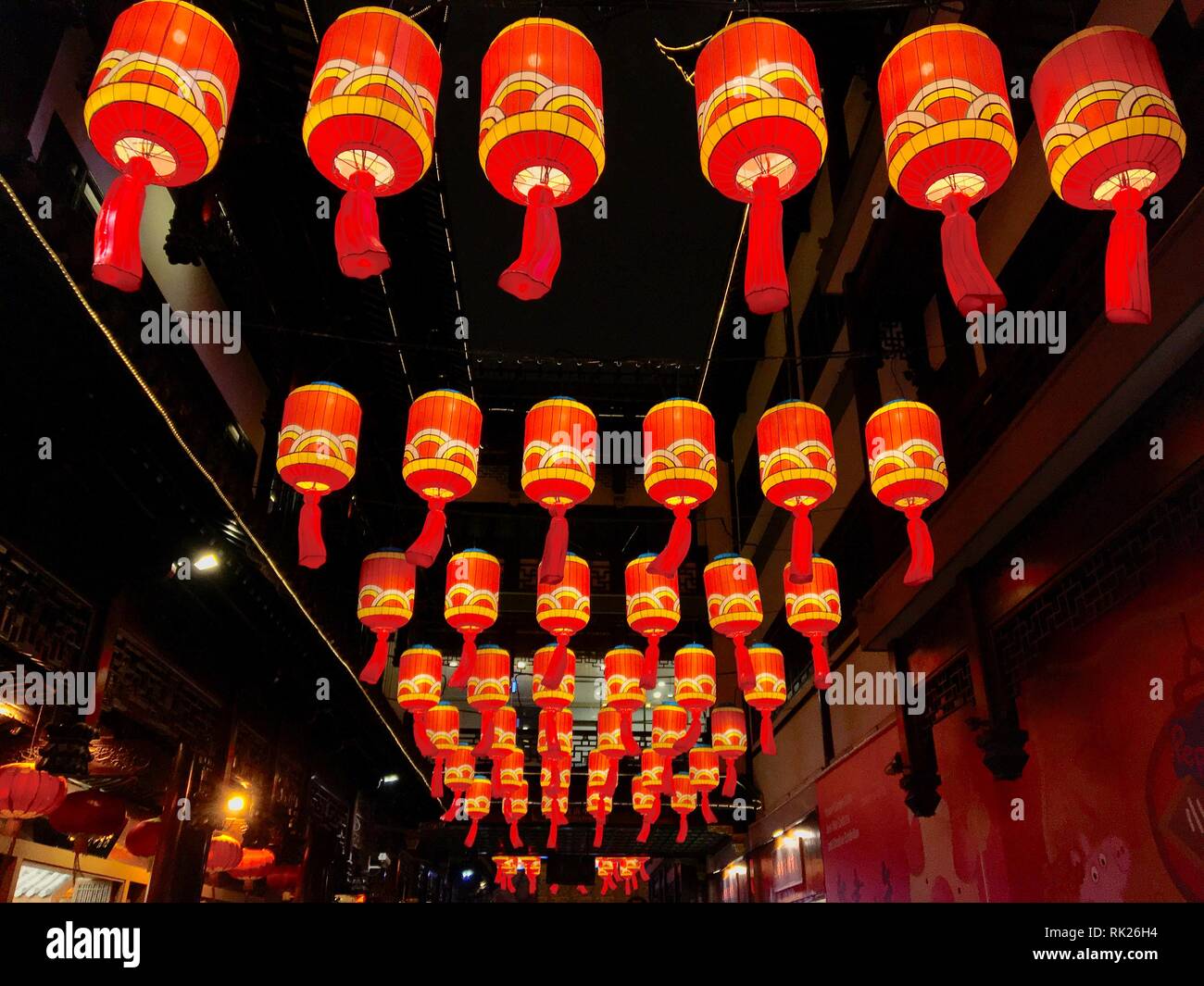 Colorata lanterna cinese appeso su una corsia in Il Giardino di Yuyuan durante il festival di primavera. 02/07/2019. Shanghai, Cina. Foto Stock