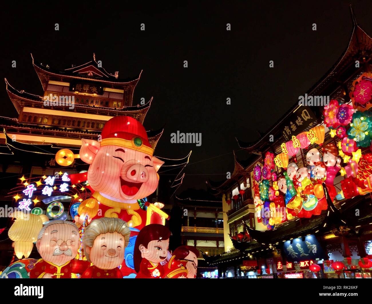 Colorata e illuminata per il Nuovo Anno Cinese e decor tradizionale architettura Cinese nel Giardino di Yu. 02/07/2019. Shanghai, Cina. Foto Stock
