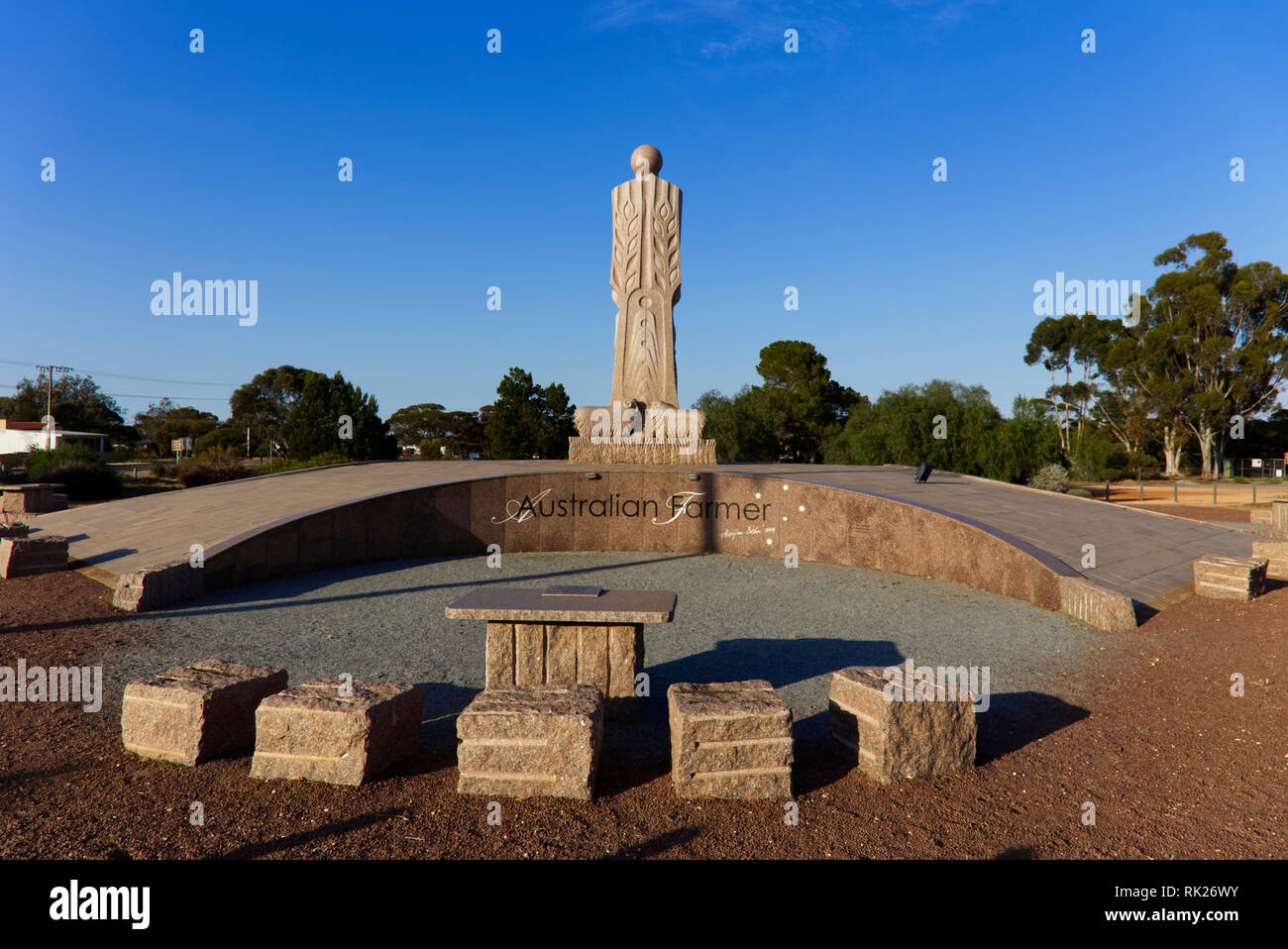 Granito locale è stato utilizzato nella costruzione dell'agricoltore Australiano, a 8 metri (26 ft) alta statua che è stata scolpita nella città. Foto Stock