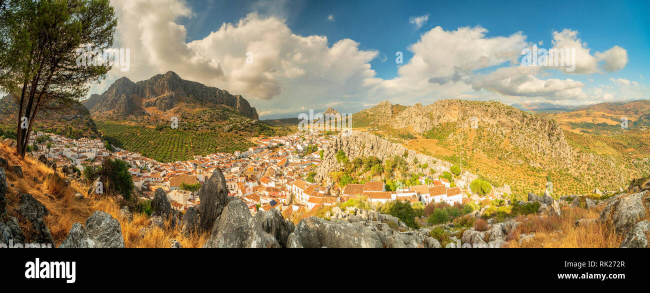 Panoramica della città bianca (Pueblos Blancos) di Montejaque e della catena montuosa circostante della Serrania de Ronda, provincia di Malaga, Andalusia, Spagna Foto Stock