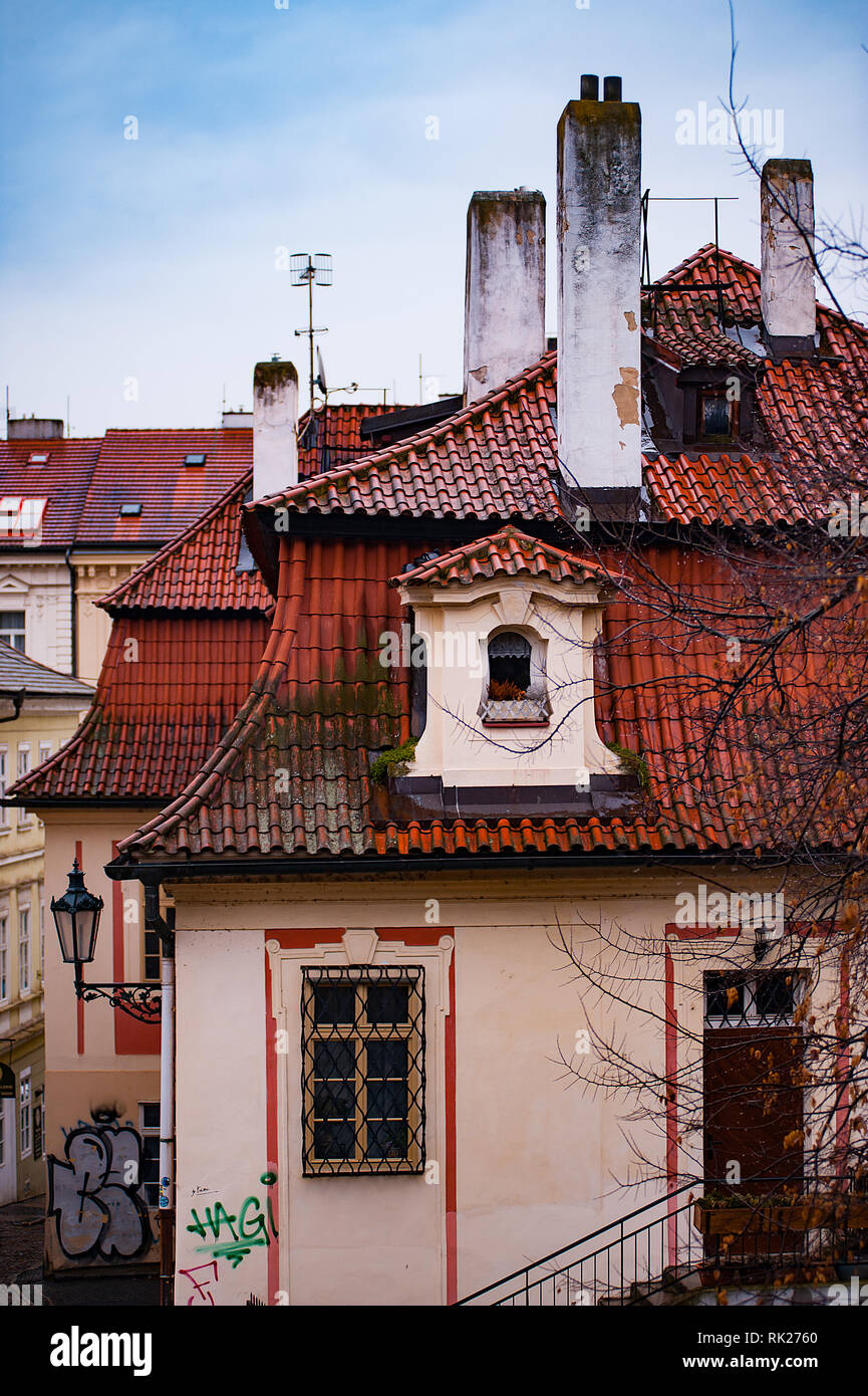 Praga, Repubblica Ceca - 12 Marzo 2018: Vecchia casa con il tetto rosso tetto in Praga Foto Stock