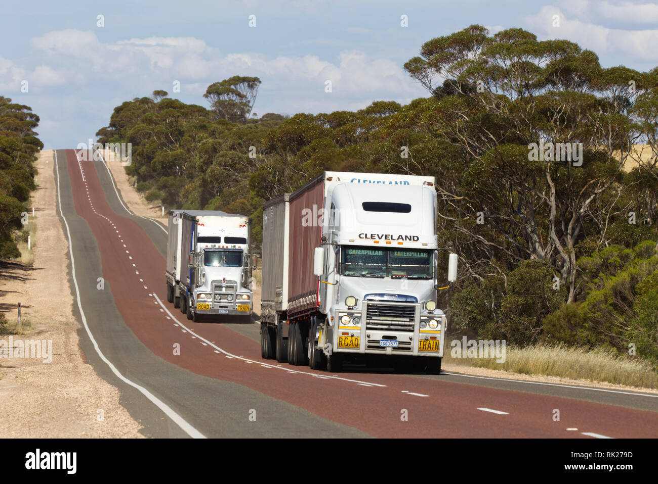 Roadtrains viaggiando lungo la Eyre Highway vicino Kyancutta Sud Australia Foto Stock
