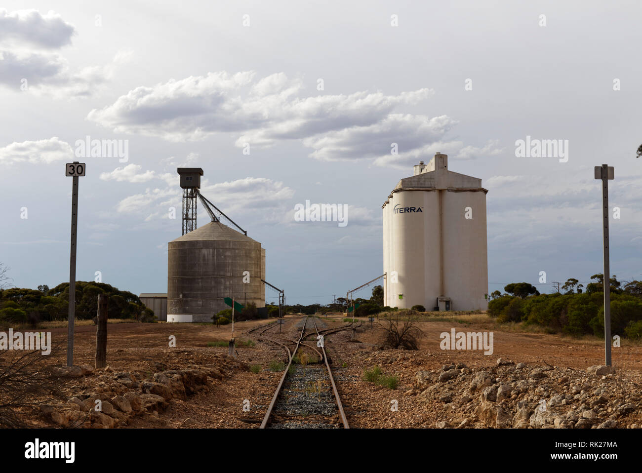 Silos per il binario ferroviario a Kyancutta Sud Australia Foto Stock