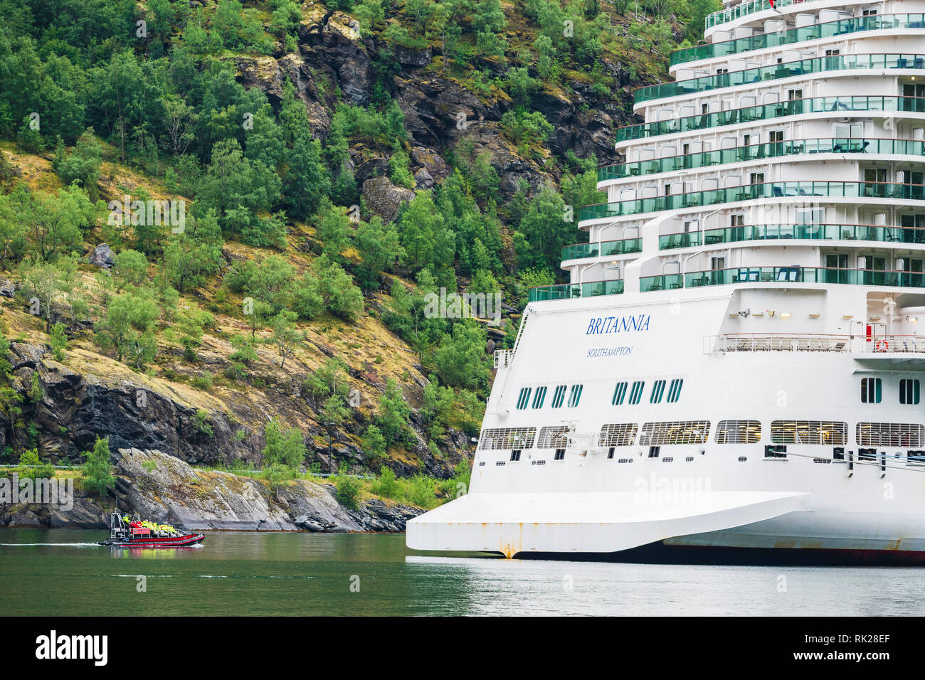 Barca pilota di guidare la nave di crociera attraverso il fiume, Flam, Norvegia, Europa Foto Stock