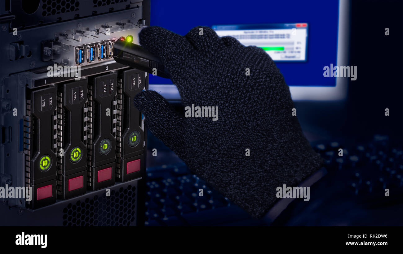 Mano nel guanto nero azienda unità flash USB. Computer del furto di dati dettaglio. Spy o saboteur è la copia di informazioni segrete. Server e hot-swap dischi rigidi. Foto Stock