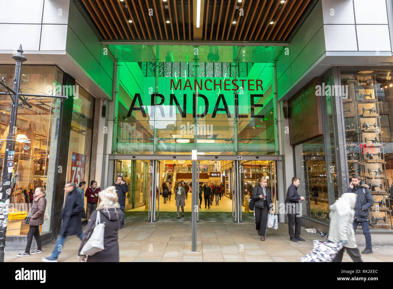 Ingresso al Manchester Arndale shopping centre mall nel centro della città di Manchester, Inghilterra, Regno Unito Foto Stock