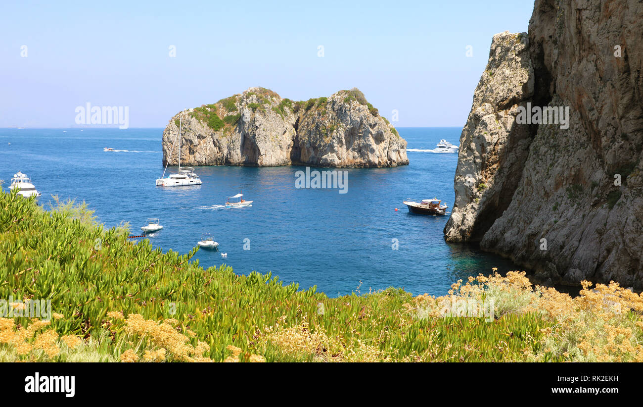 I Faraglioni sulla costa dell'isola di Capri, Italia Foto Stock