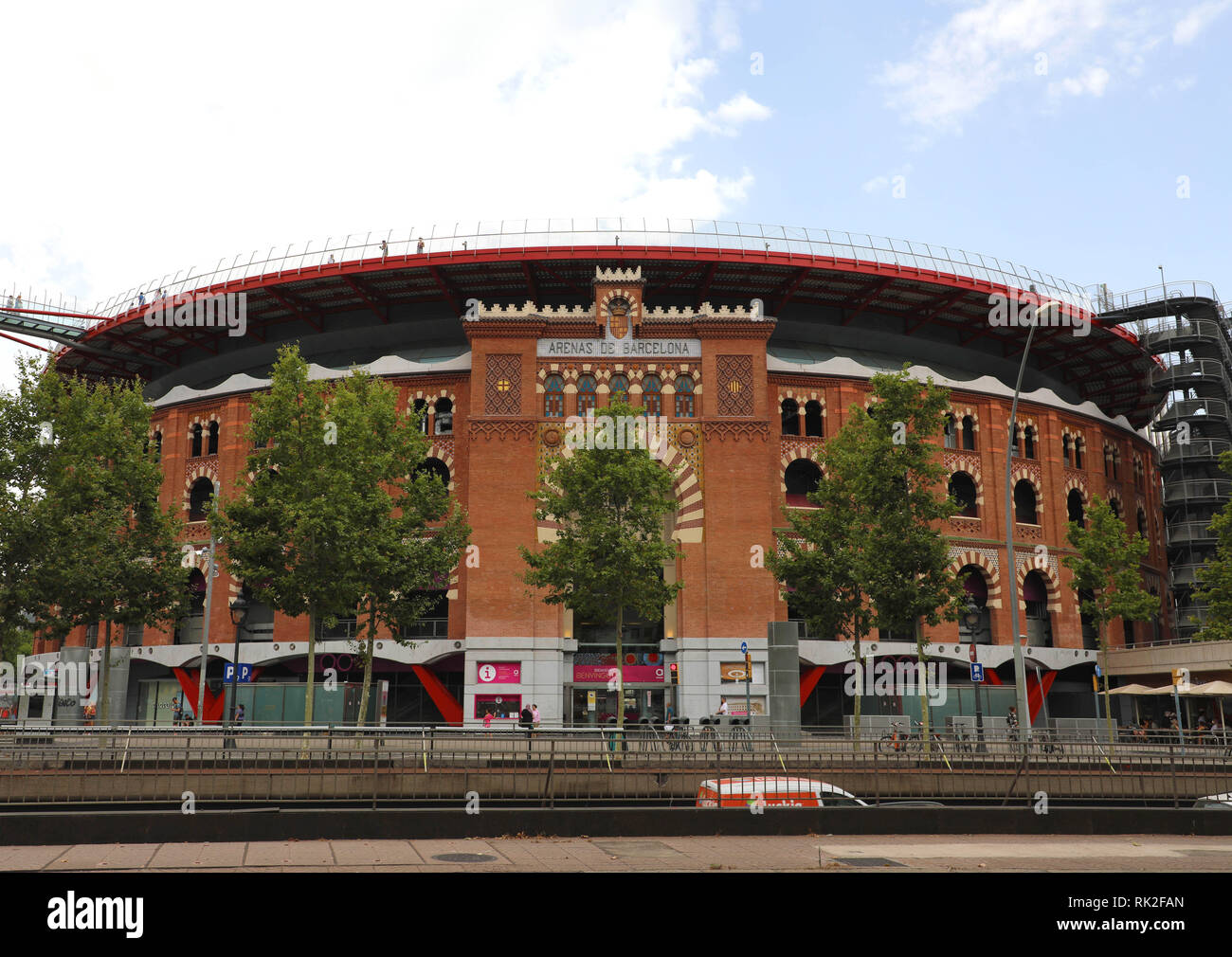 Barcellona, Spagna - Luglio 13, 2018: Arenas de Barcelona è un centro commerciale all'interno della vecchia plaza de toros di Barcellona, in Catalogna, Spagna Foto Stock Barcellona, Spagna - Luglio 13, 2018: Arenas de Barcelona è un centro commerciale all'interno della vecchia plaza de toros di Barcellona, in Catalogna, Spagna Foto Stock