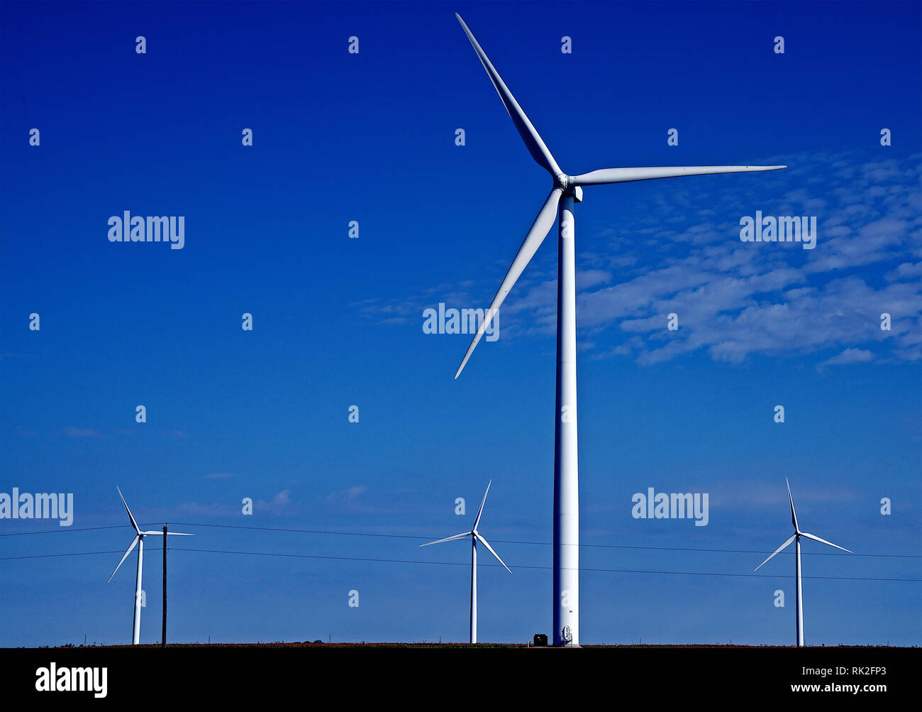 Spearville, Kansas, USA, settembre 23, 2014 Nel 2006, 5.000 acri di Kansas City Power & Light Spearville Wind Energy Facility è diventato il terzo parco eolico in Kansas. Il $160 milioni di dollari, 100,5 megawatt wind farm ha 67 turbine che producono elettricità sufficiente per alimentare 33.000 case. Il GE Energy 1,5 megawatt di turbine eoliche sono montati su 80 metri di torri e di alimentazione di una metropolitana elettrico sistema di raccolta. Le turbine a vento Spearville Farm sono progettate per accendersi quando il vento raggiunge la velocità di 8 mph, punto in cui le lame ruotano circa dieci volte al minuto. Il vento Spearville Foto Stock