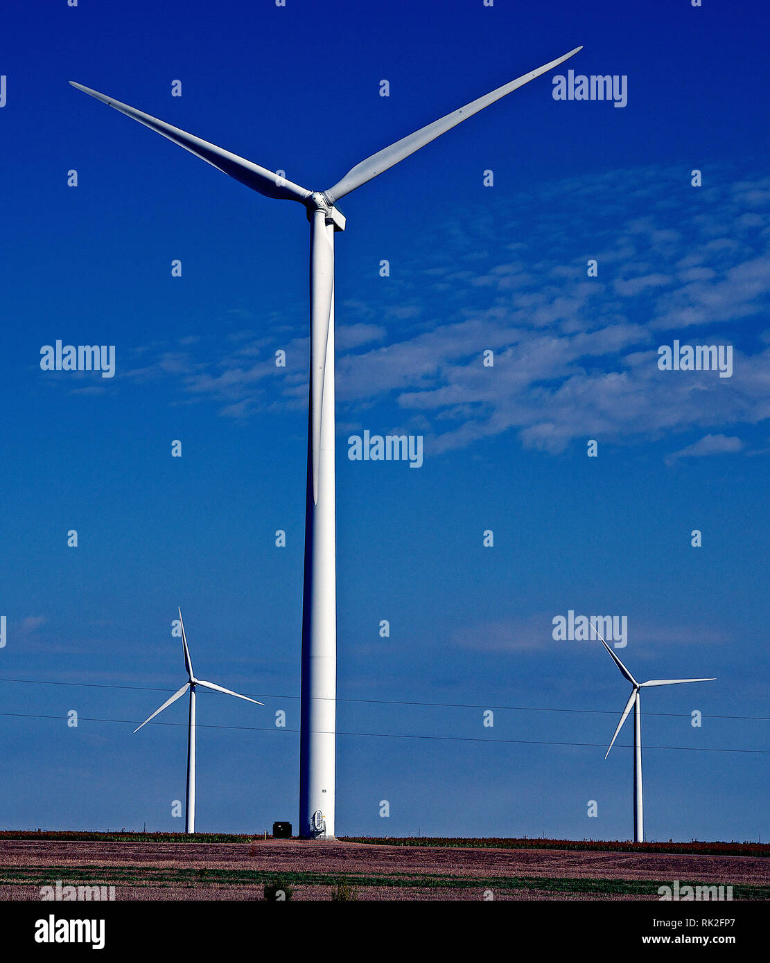 Spearville, Kansas, USA, settembre 23, 2014 Nel 2006, 5.000 acri di Kansas City Power & Light Spearville Wind Energy Facility è diventato il terzo parco eolico in Kansas. Il $160 milioni di dollari, 100,5 megawatt wind farm ha 67 turbine che producono elettricità sufficiente per alimentare 33.000 case. Il GE Energy 1,5 megawatt di turbine eoliche sono montati su 80 metri di torri e di alimentazione di una metropolitana elettrico sistema di raccolta. Le turbine a vento Spearville Farm sono progettate per accendersi quando il vento raggiunge la velocità di 8 mph, punto in cui le lame ruotano circa dieci volte al minuto. Il vento Spearville Foto Stock