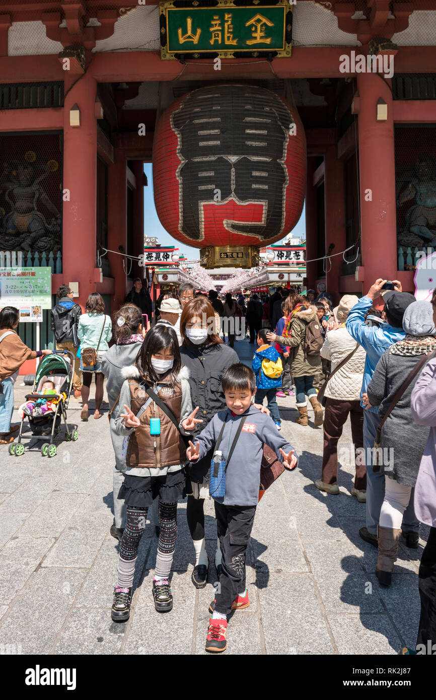 Famiy che posano per una foto al Kaminarimon Gate, di Senso-ji, Asakusa, Tokyo, Giappone Foto Stock