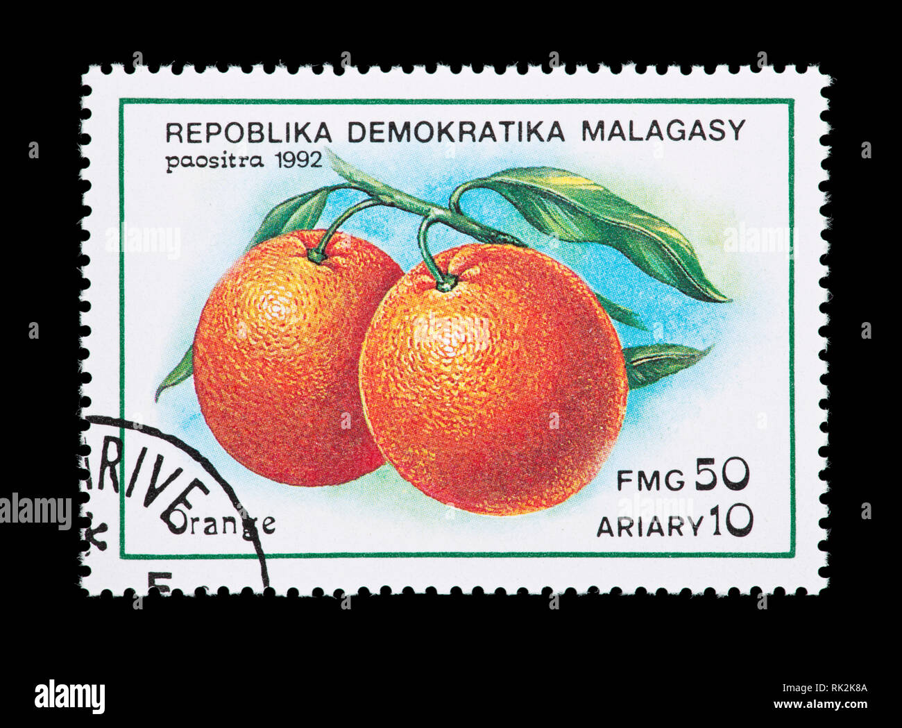 Francobollo dal Madagascar raffigurante due arance su un ramo. Foto Stock Francobollo dal Madagascar raffigurante due arance su un ramo. Foto Stock