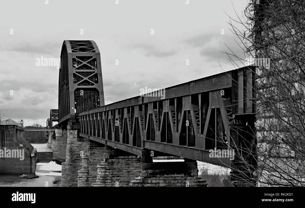 Quattordicesima Strada Ferrovia ponte che attraversa il fiume Ohio da Jeffersonville Indiana di Louisville, Kentucky. Foto Stock