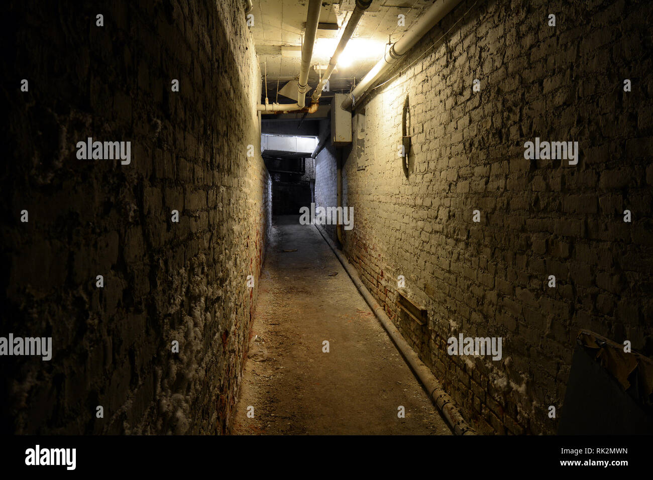 Tunnel - corridoio in un edificio abbandonato Foto Stock