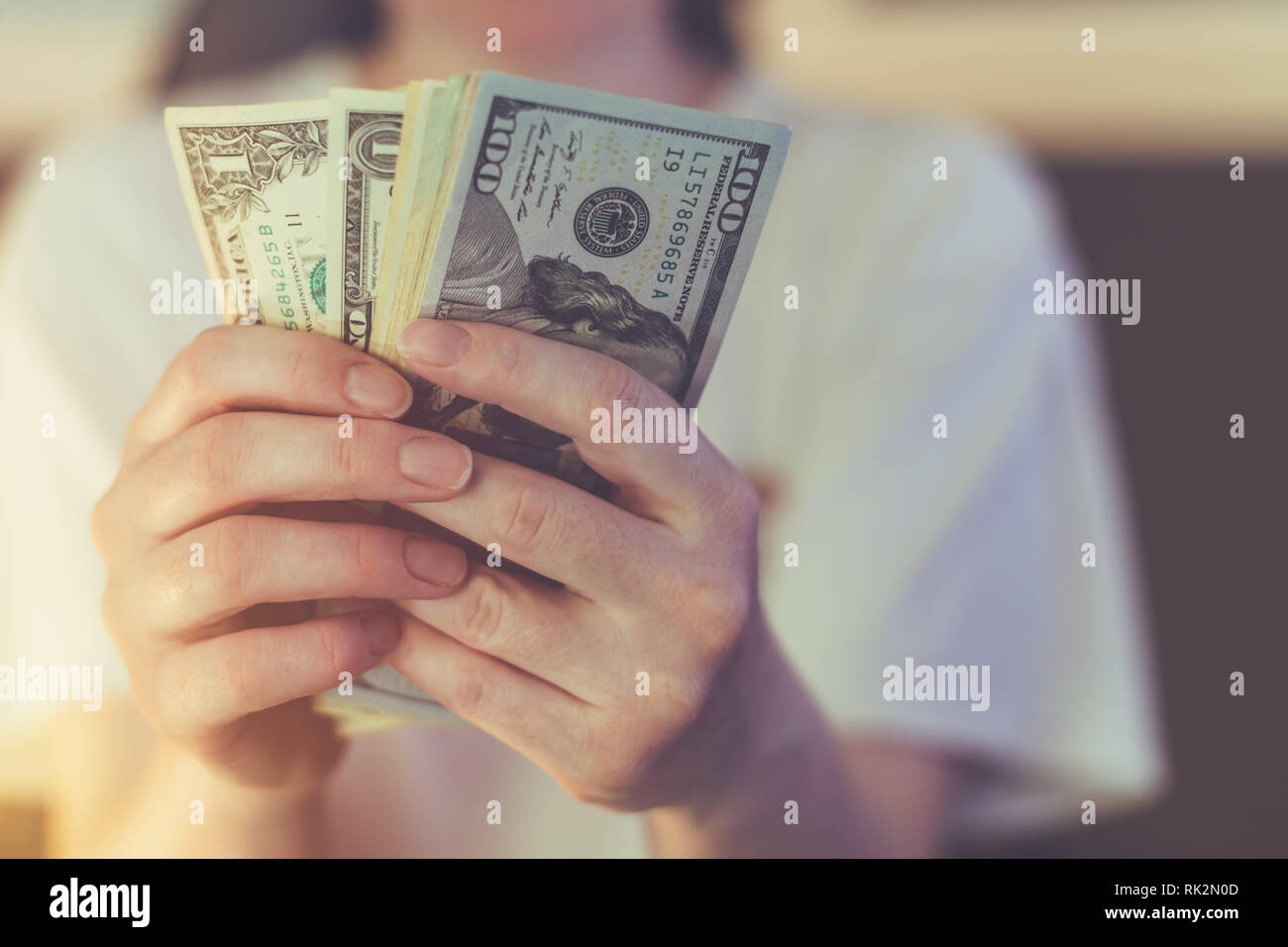 Donna informale è il conteggio dollaro americano banconote, close up delle mani con il denaro Foto Stock