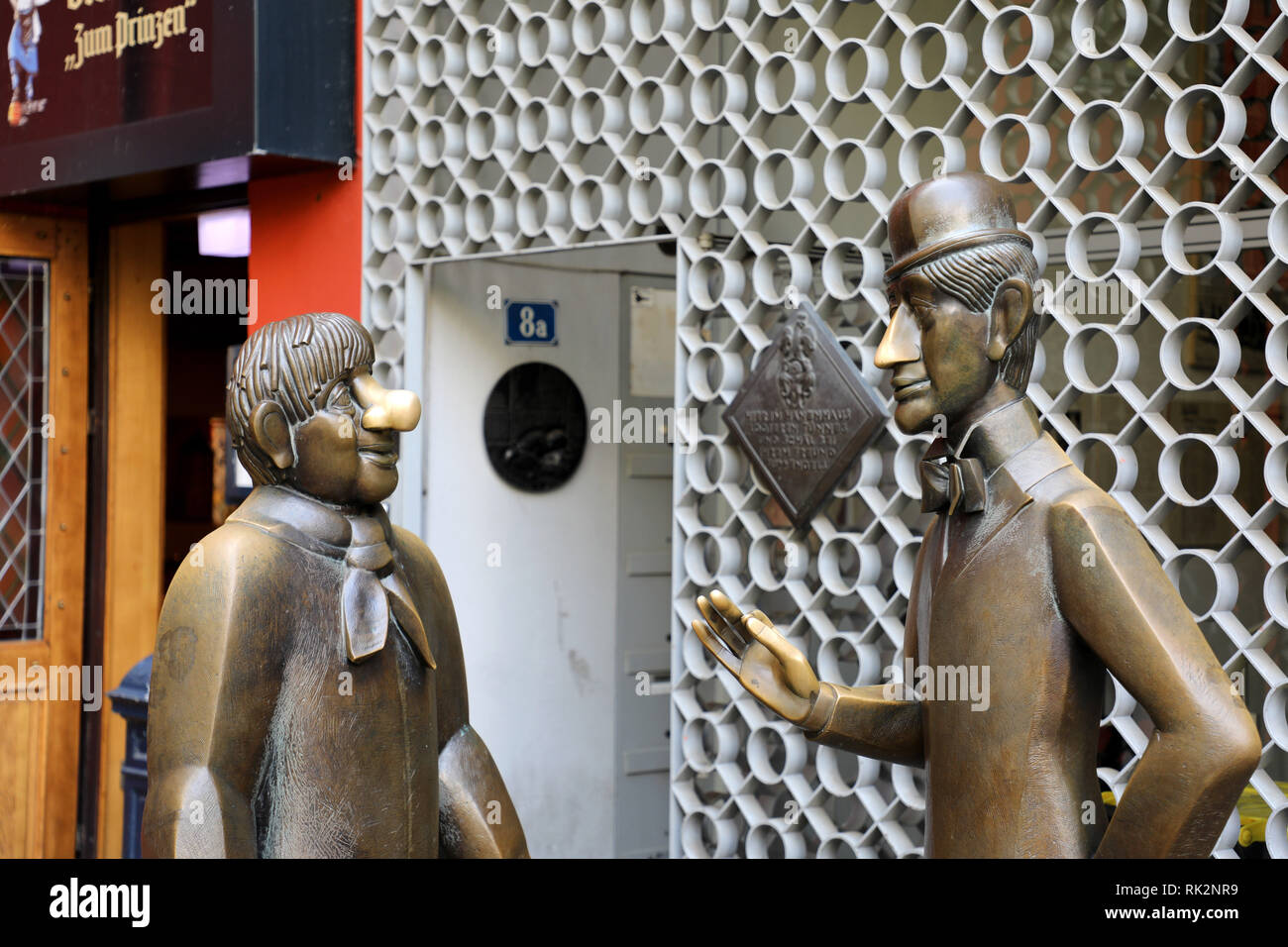 Colonia, Germania - 31 Maggio 2018: Statua di Tunnes und Schal chi sono due leggendarie figure dal Hänneschen Puppet Theatre di Colonia, Germania Foto Stock