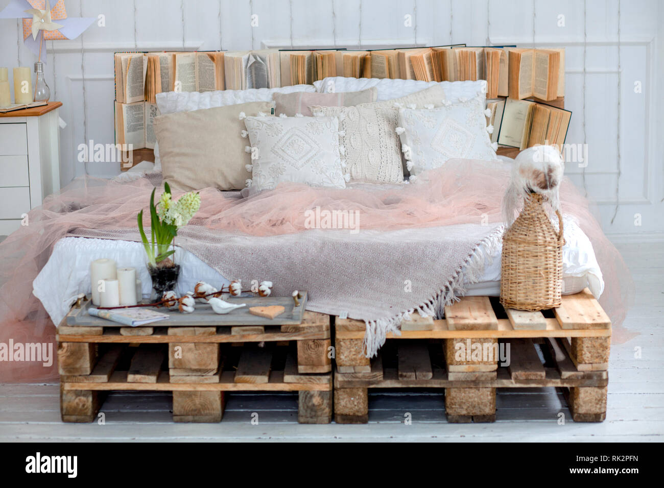 Interni moderni e decor home concept. con cuscini e una coperta, candele. Una grande stella delle lampade. cervi sui cuscini in legno. Foto Stock
