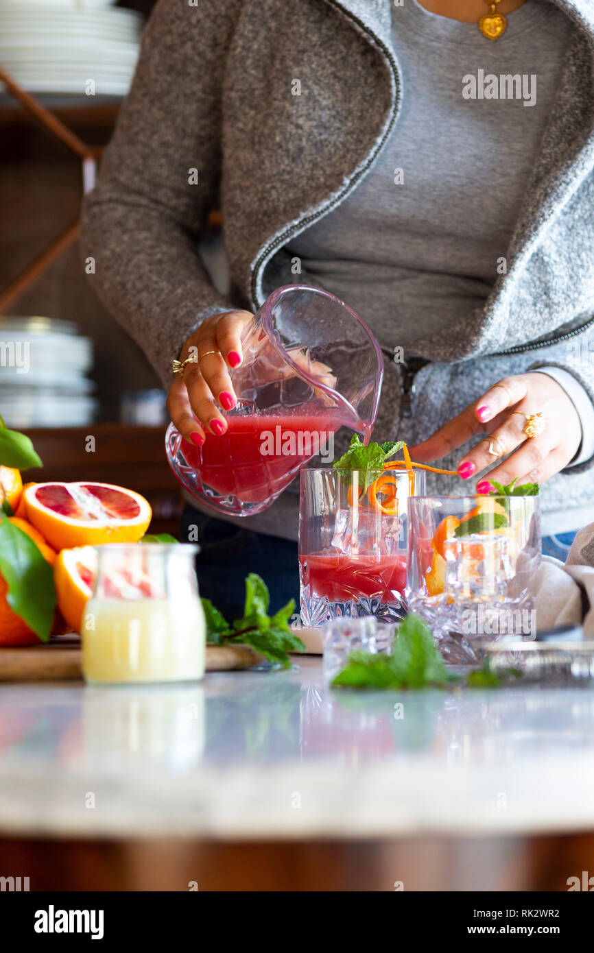 Arancio sanguigno cocktail con menta guarnire Foto Stock
