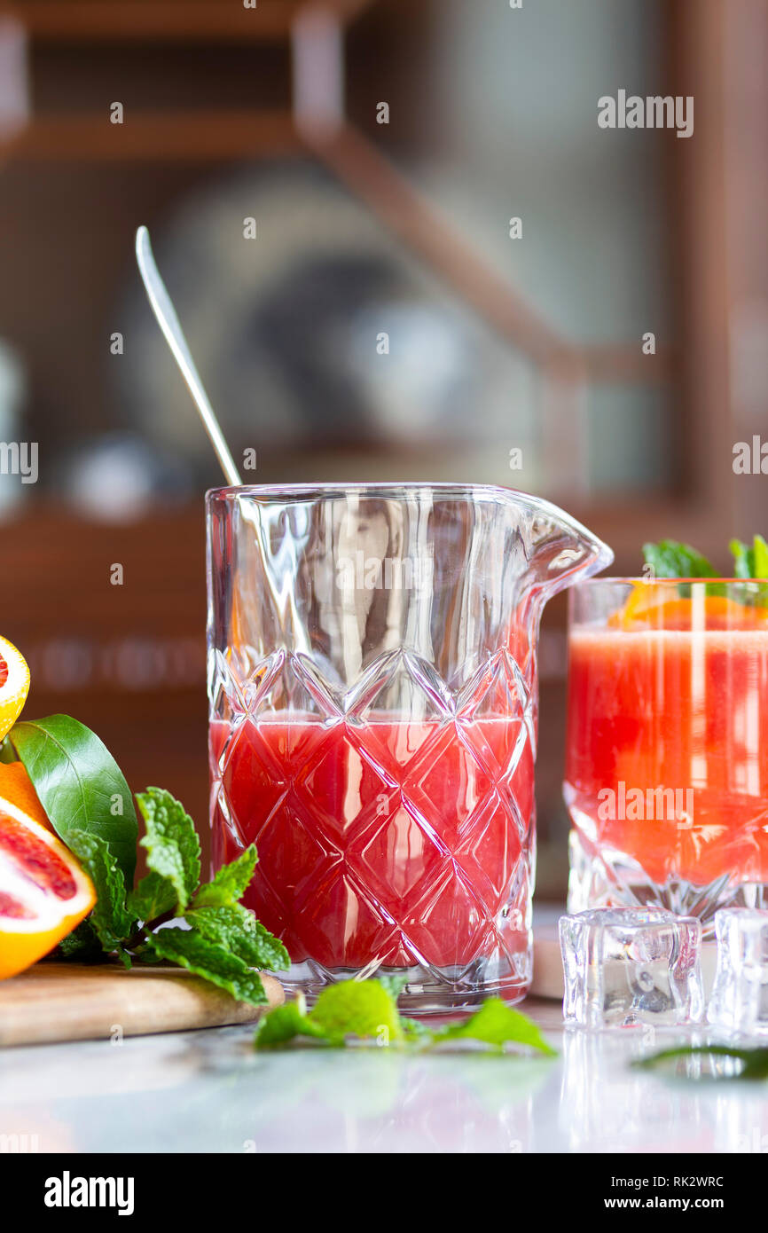 Arancio sanguigno cocktail con menta guarnire Foto Stock
