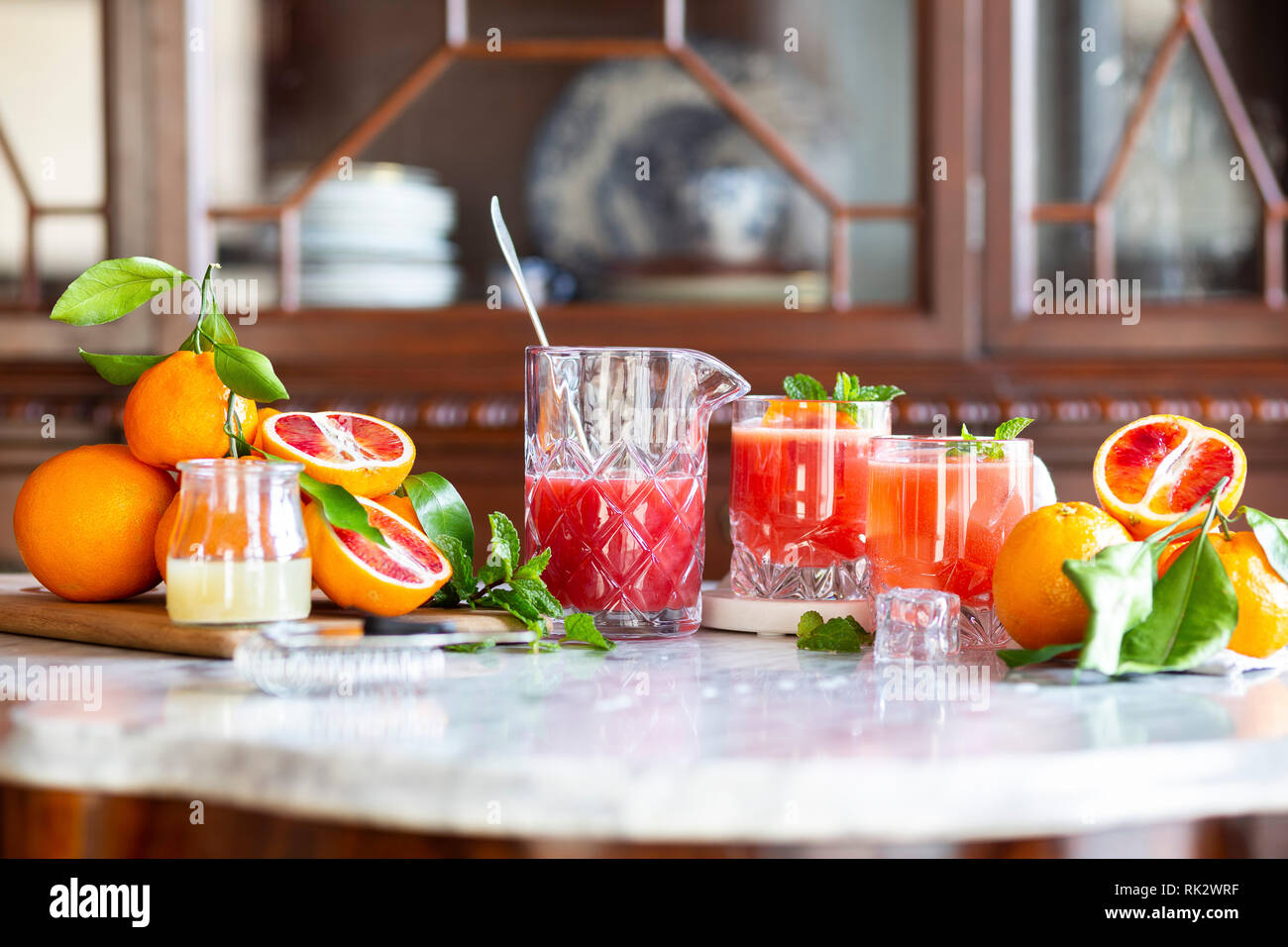 Arancio sanguigno cocktail con menta guarnire Foto Stock